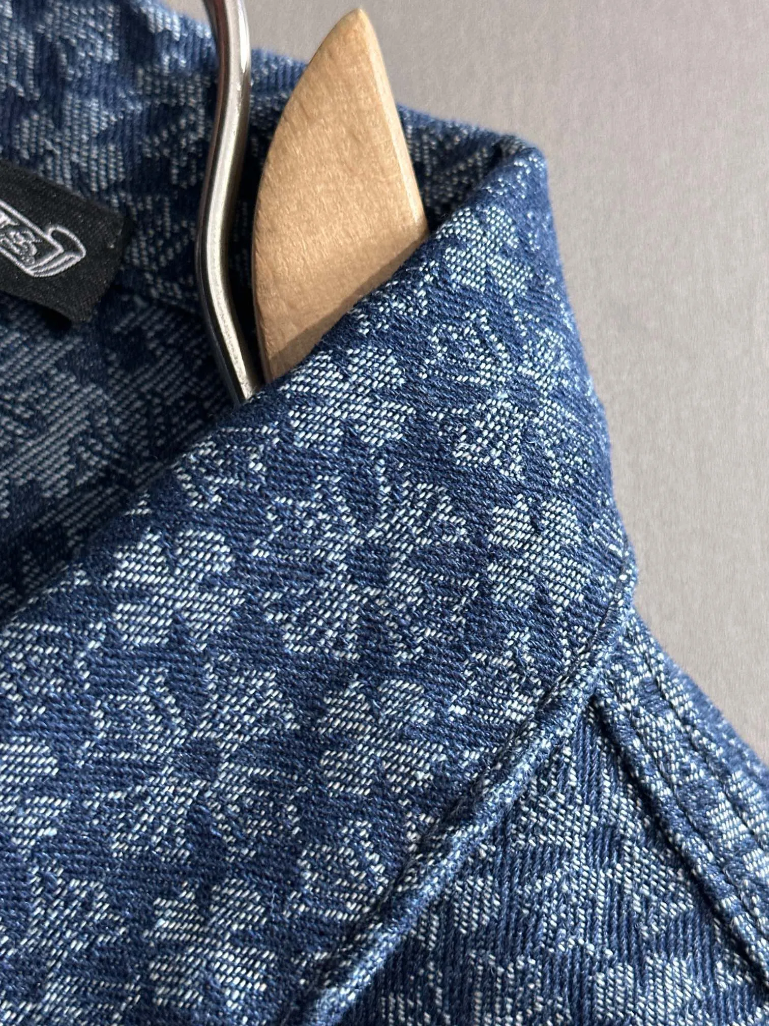 🅿️380 Kroxin 2025 catwalk style high-end customized jacquard denim jacket, the texture is first-class, the fabric is made of original jacquard material, brand LOGO engraved, the classic lapel denim jacket is simple and fashionable, low-key luxury, deeply sought after by big stars and Internet celebrities, one of the must-have items for fashionistas! Size: M-2XL
